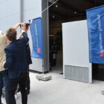Przedstawiciele Polychem Systems symbolicznie rozbijają butelkę szampana z okazji otwarcia nowego budynku firmy.