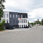 Nowy budynek biurowo-magazynowy w kompleksie obiektów Polychem Systems przy ulicy Wołczyńskiej 43 w Poznaniu. Widok fasady.